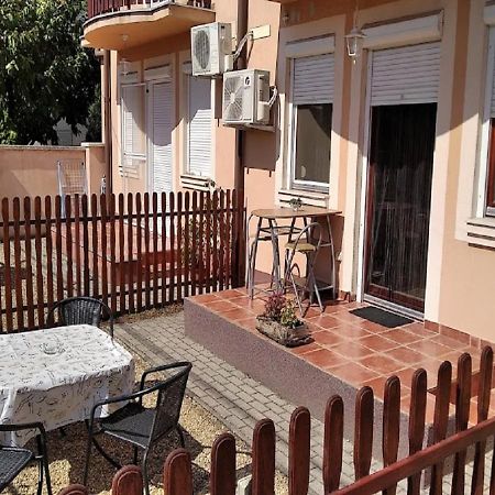 Hellasz Apartman Дьюла Экстерьер фото