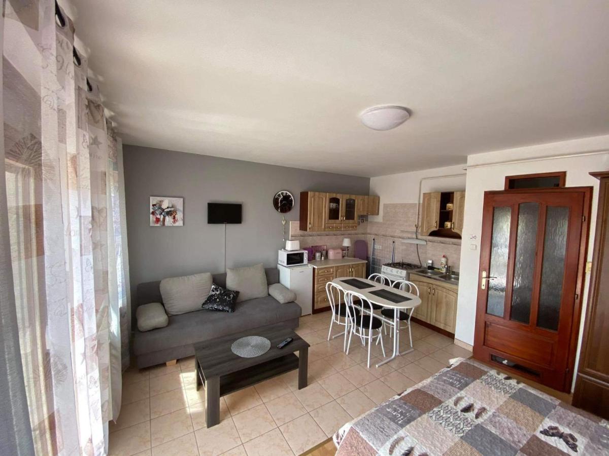 Hellasz Apartman Дьюла Экстерьер фото
