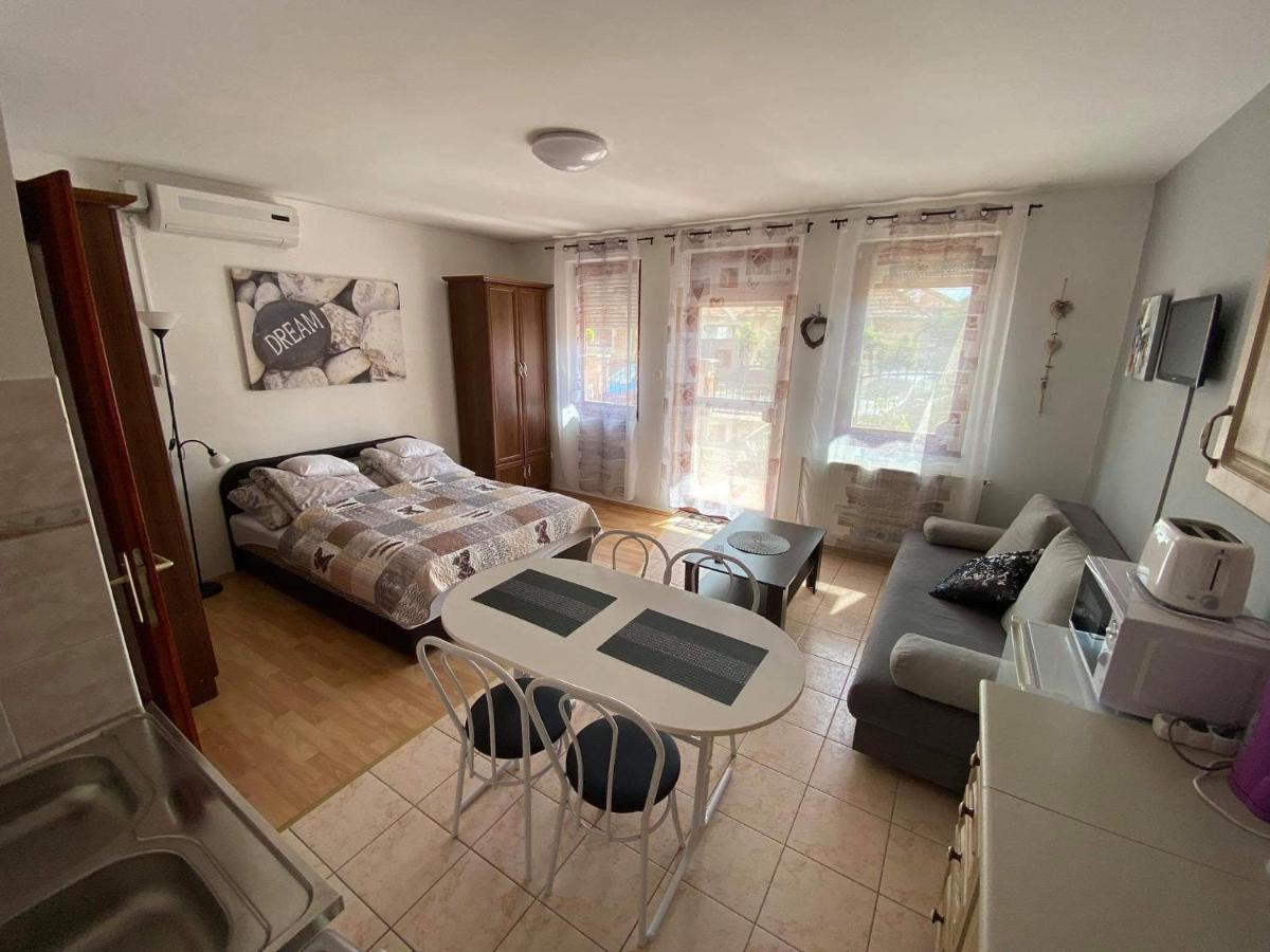 Hellasz Apartman Дьюла Экстерьер фото