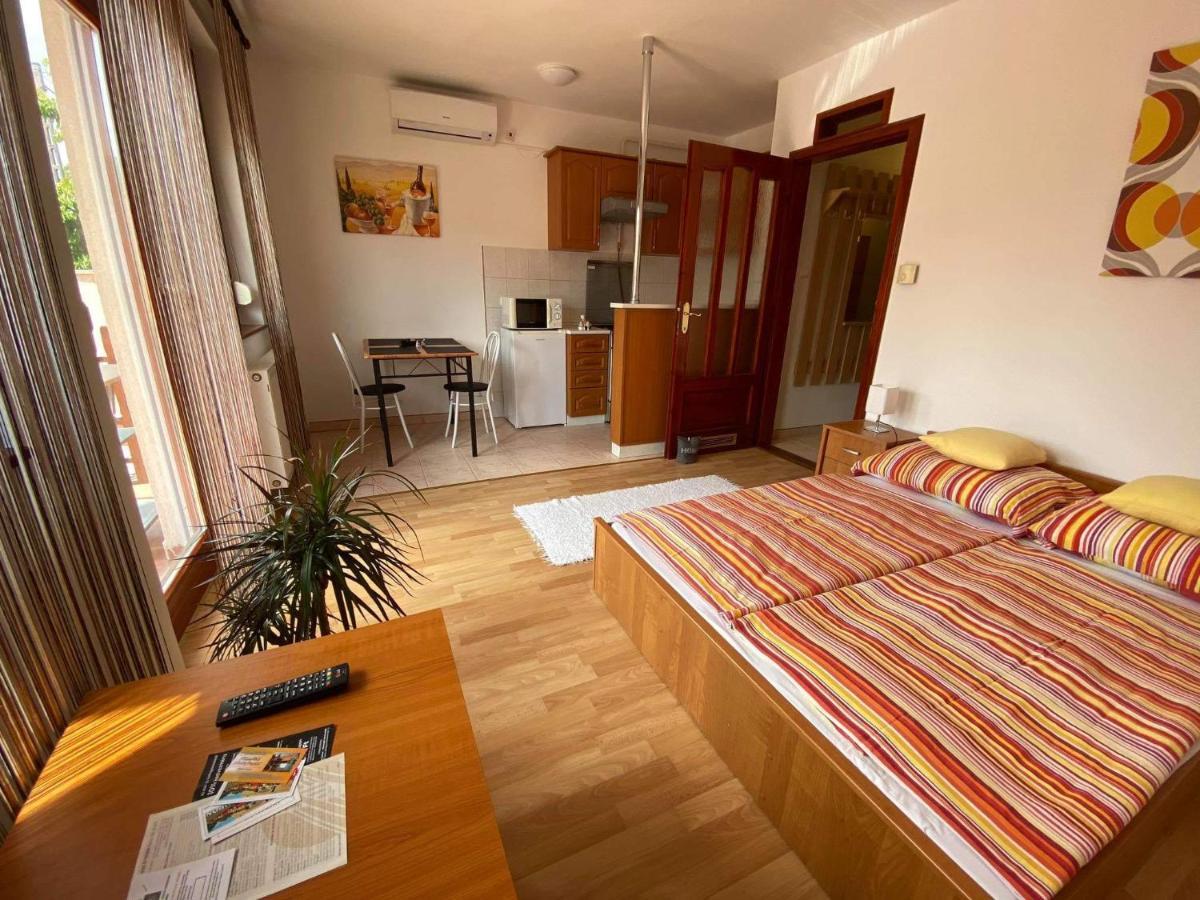 Hellasz Apartman Дьюла Экстерьер фото