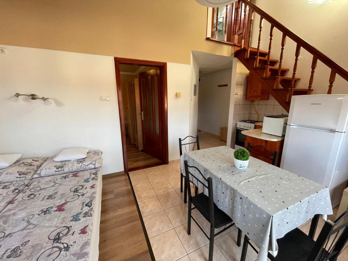 Hellasz Apartman Дьюла Экстерьер фото