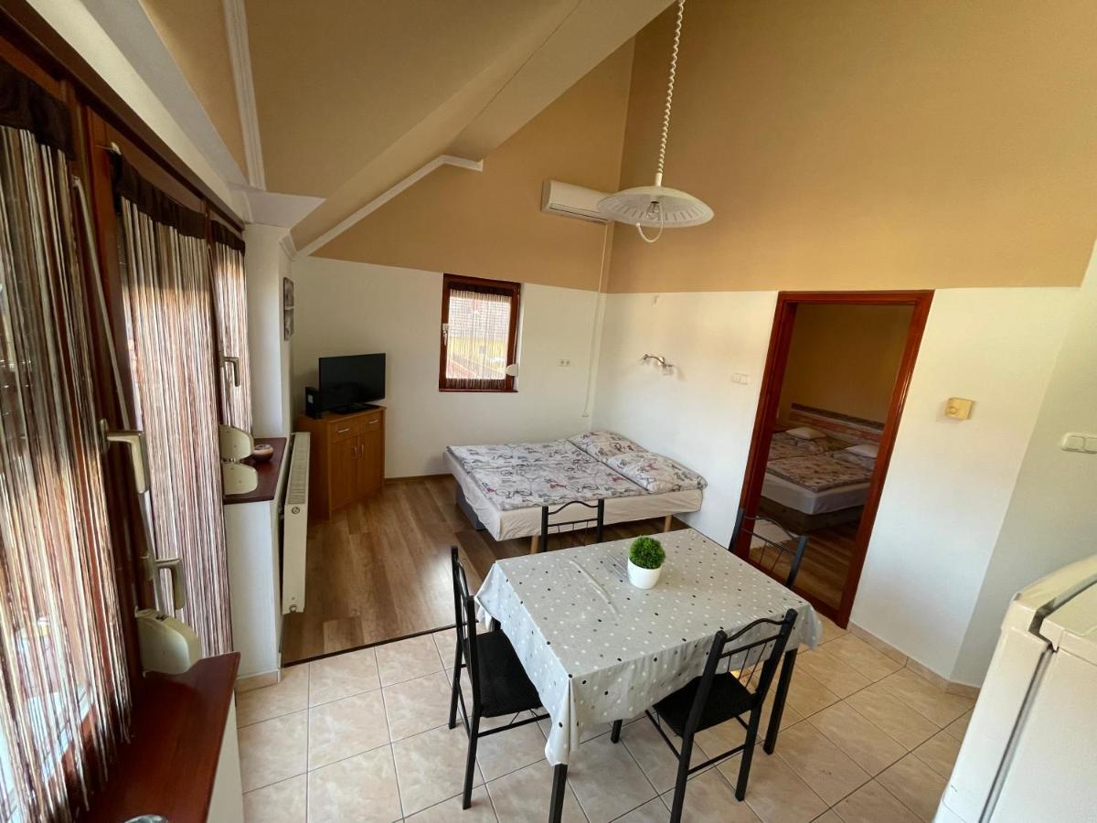 Hellasz Apartman Дьюла Экстерьер фото