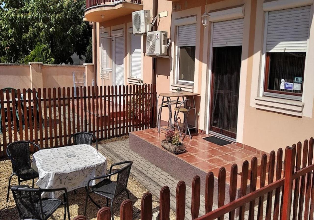 Hellasz Apartman Дьюла Экстерьер фото