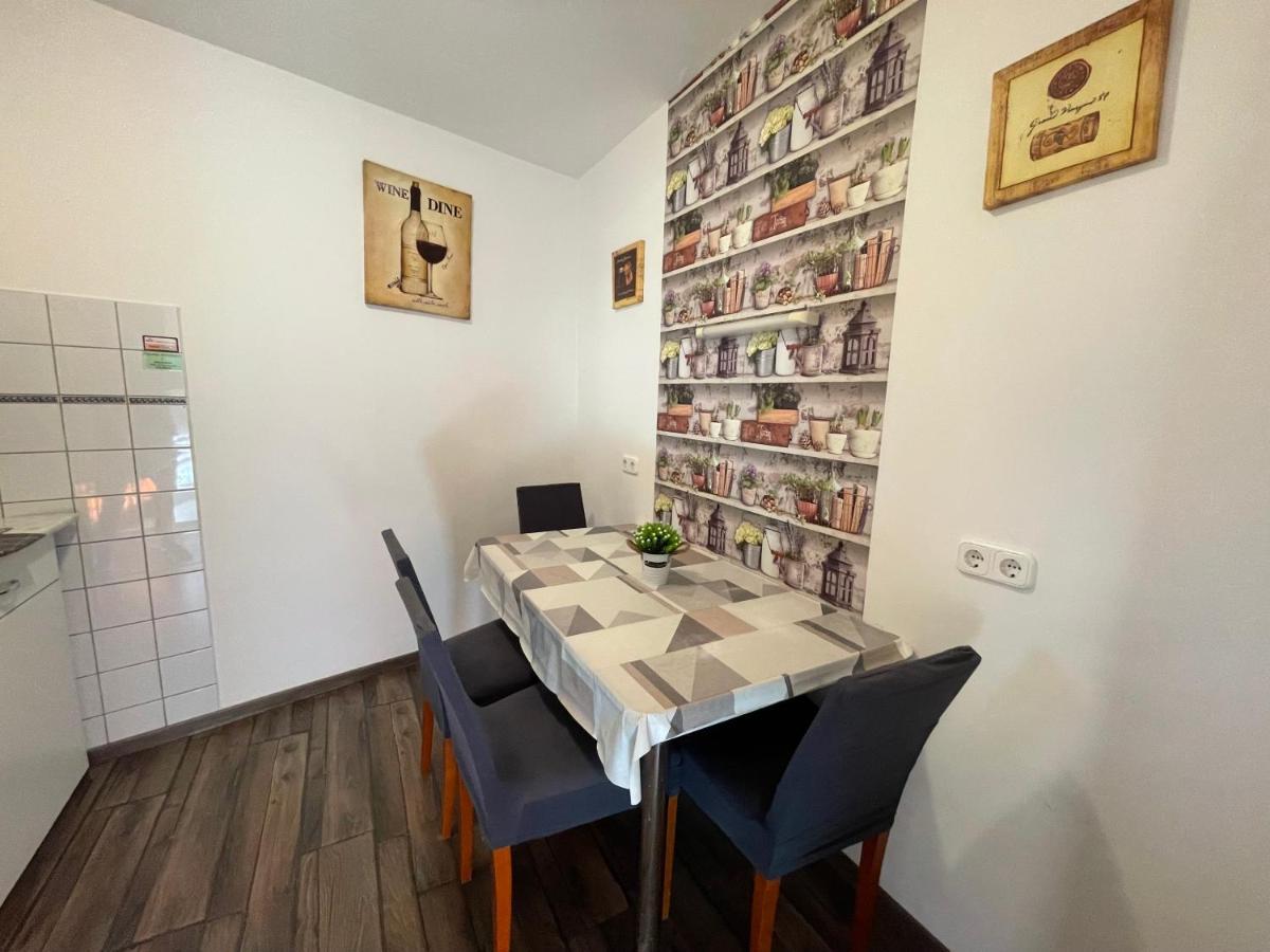 Hellasz Apartman Дьюла Экстерьер фото