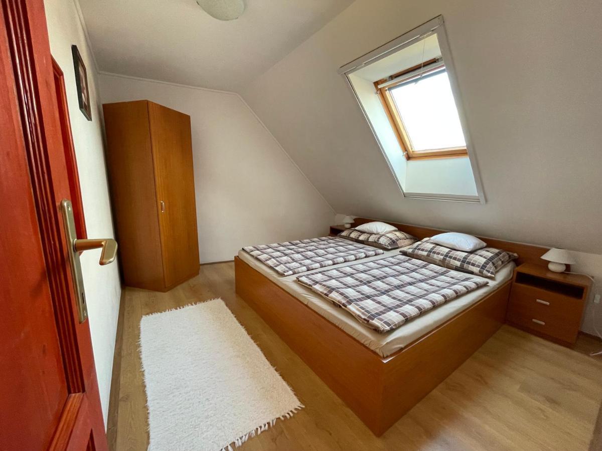 Hellasz Apartman Дьюла Экстерьер фото