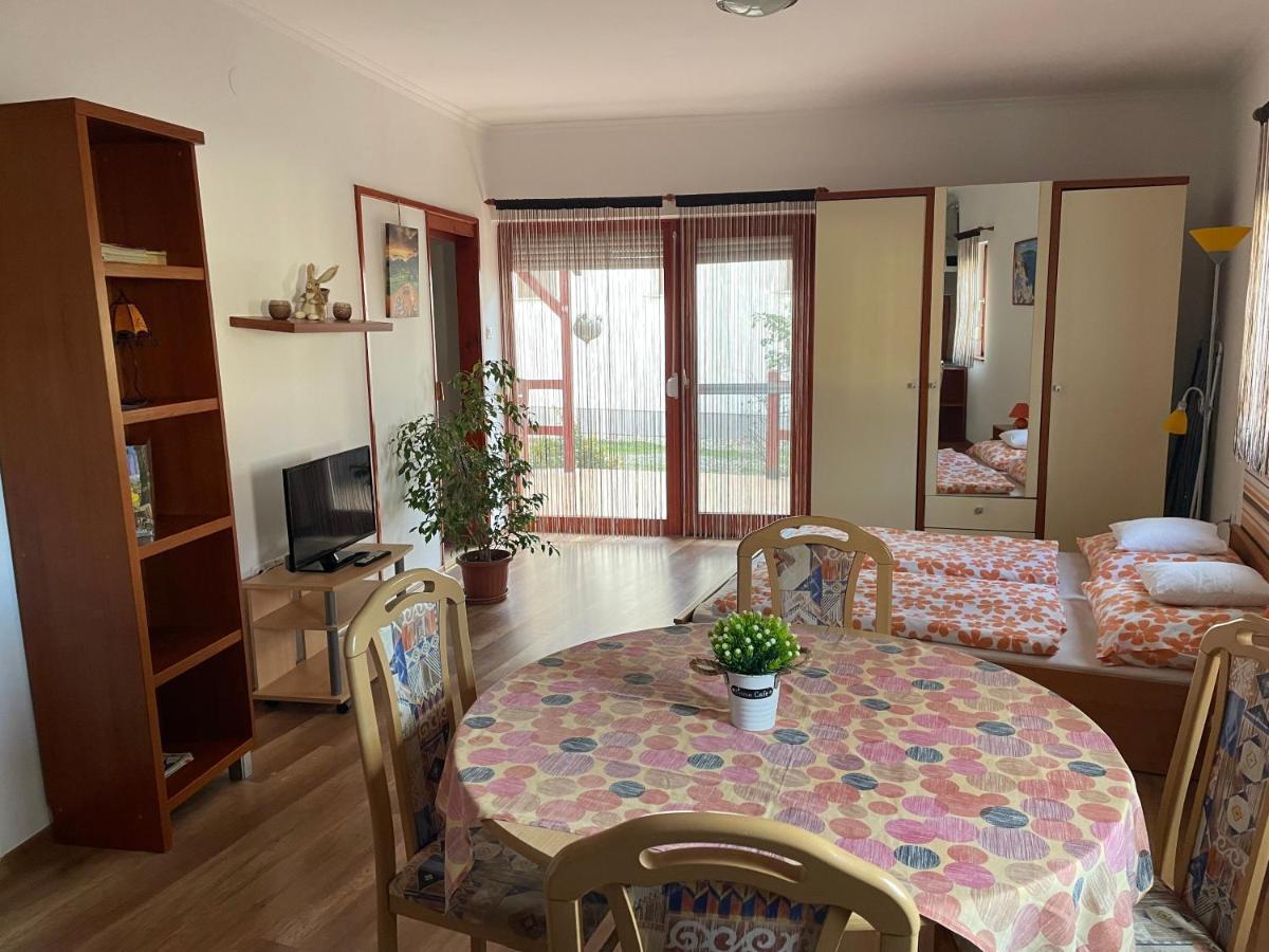 Hellasz Apartman Дьюла Экстерьер фото