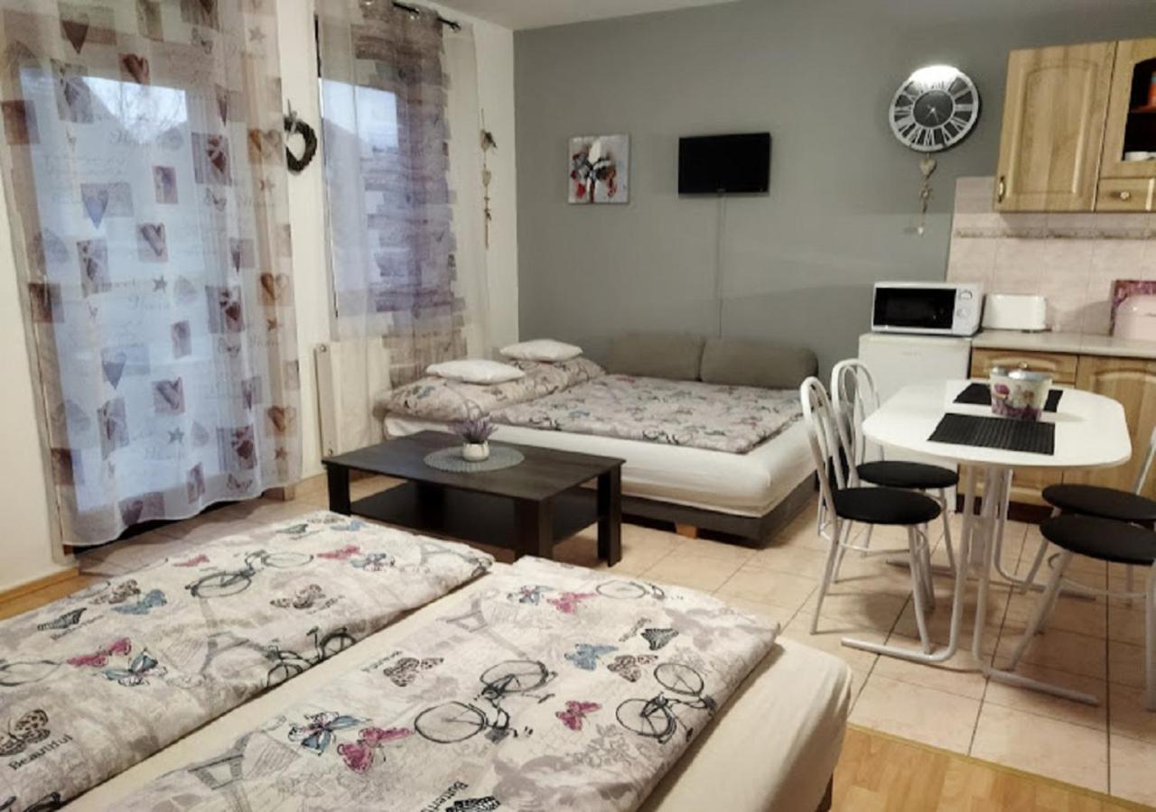 Hellasz Apartman Дьюла Экстерьер фото