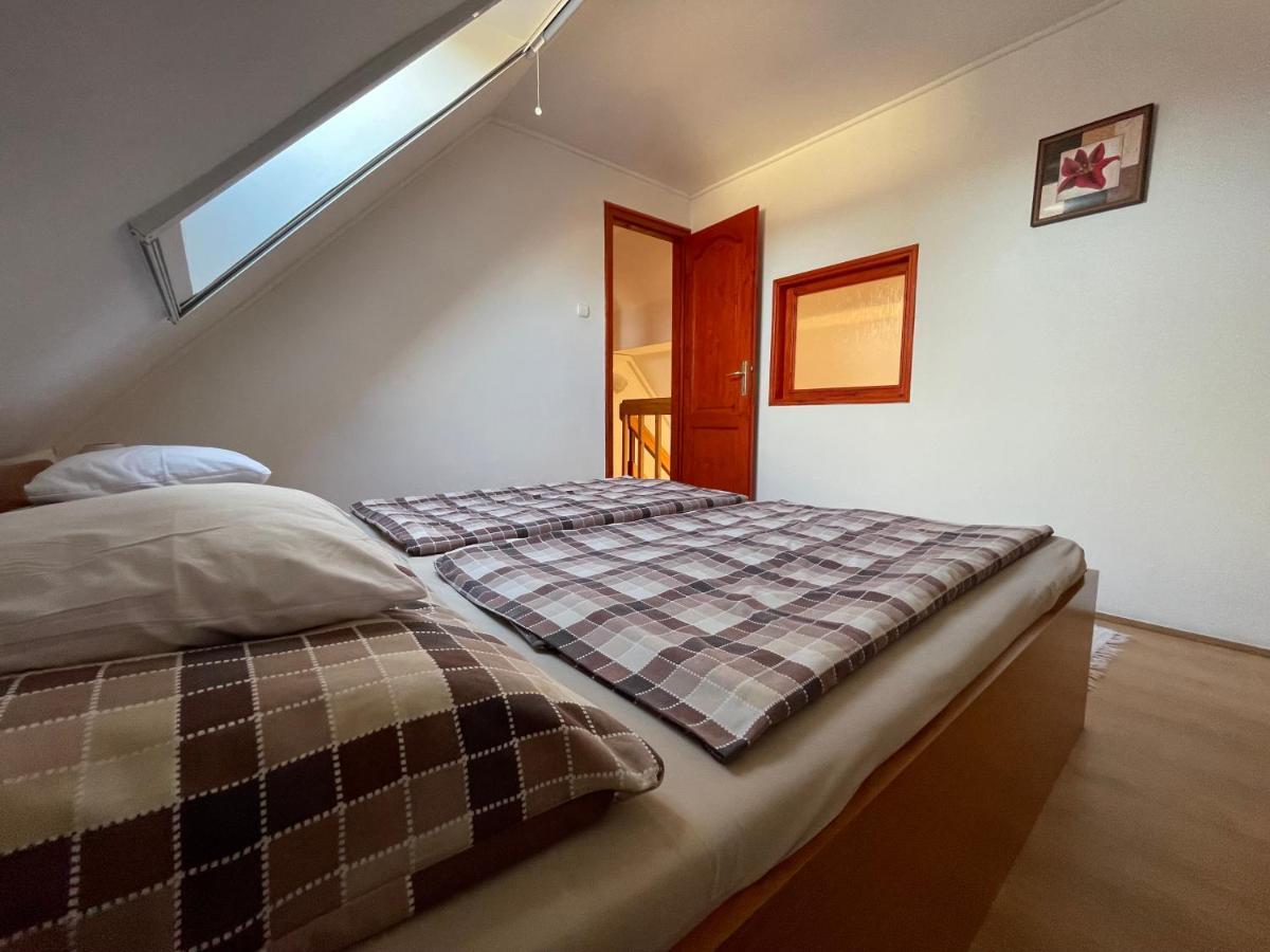 Hellasz Apartman Дьюла Экстерьер фото