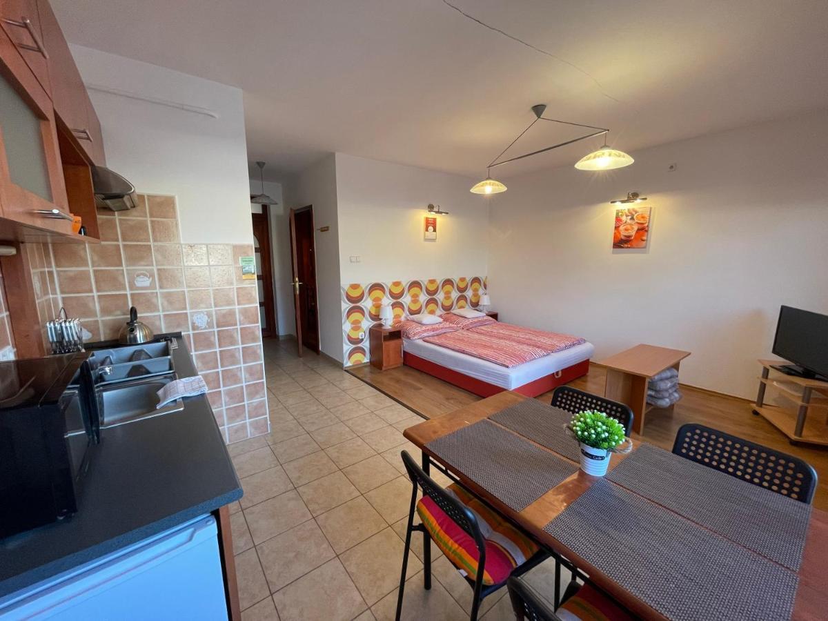 Hellasz Apartman Дьюла Экстерьер фото
