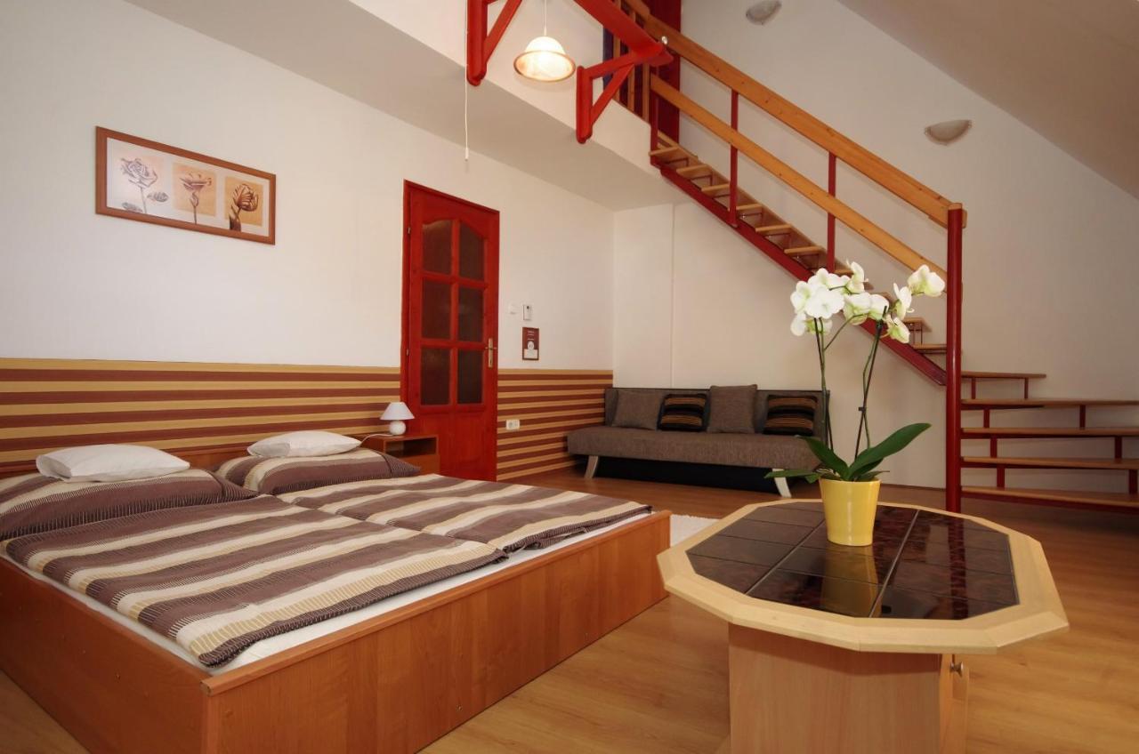 Hellasz Apartman Дьюла Экстерьер фото
