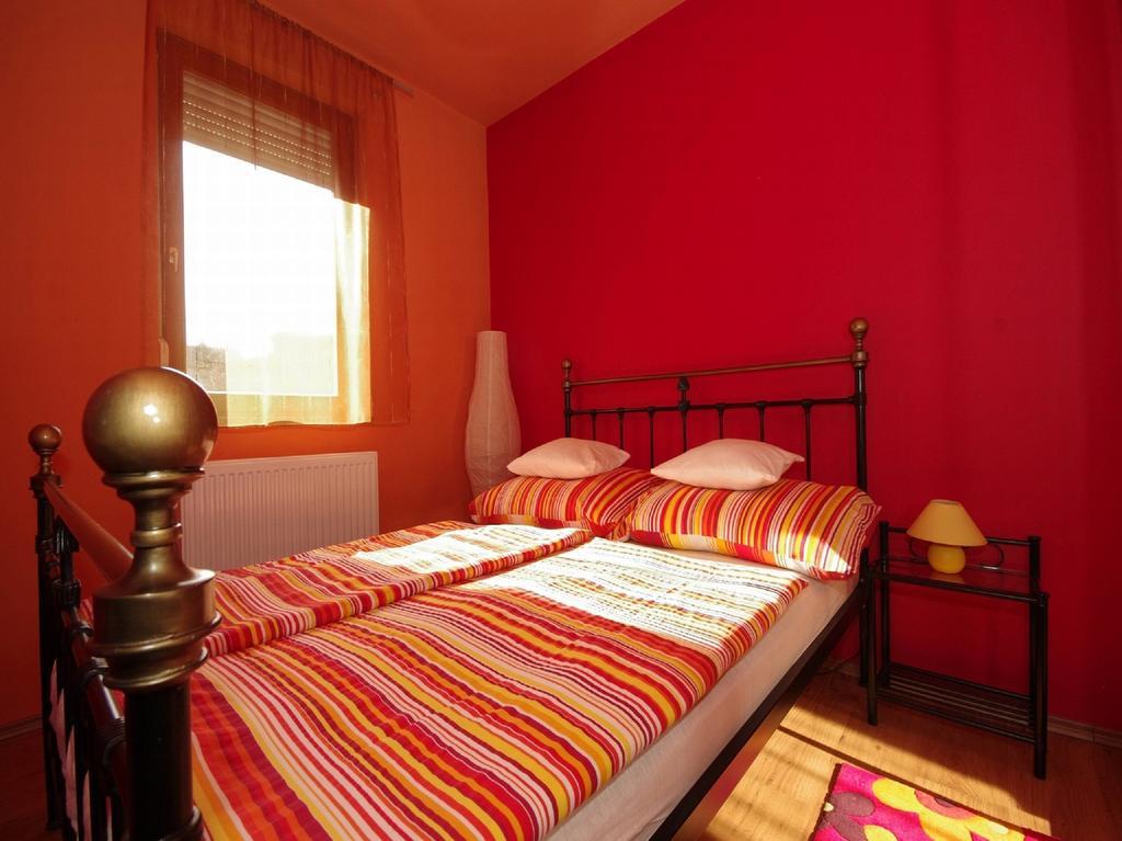 Hellasz Apartman Дьюла Экстерьер фото