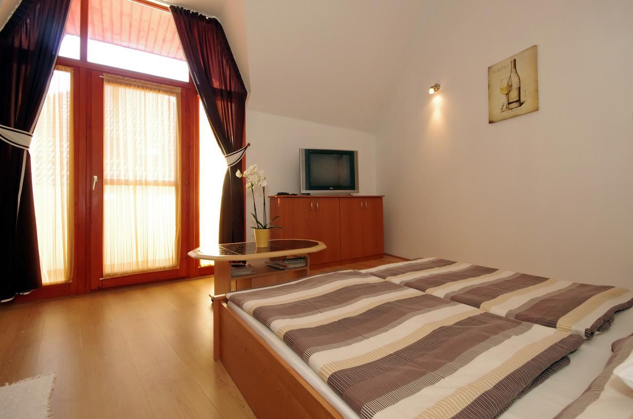 Hellasz Apartman Дьюла Экстерьер фото
